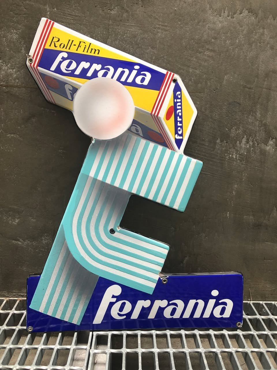 Plaque émaillée Ferrania – grand « F » graphique