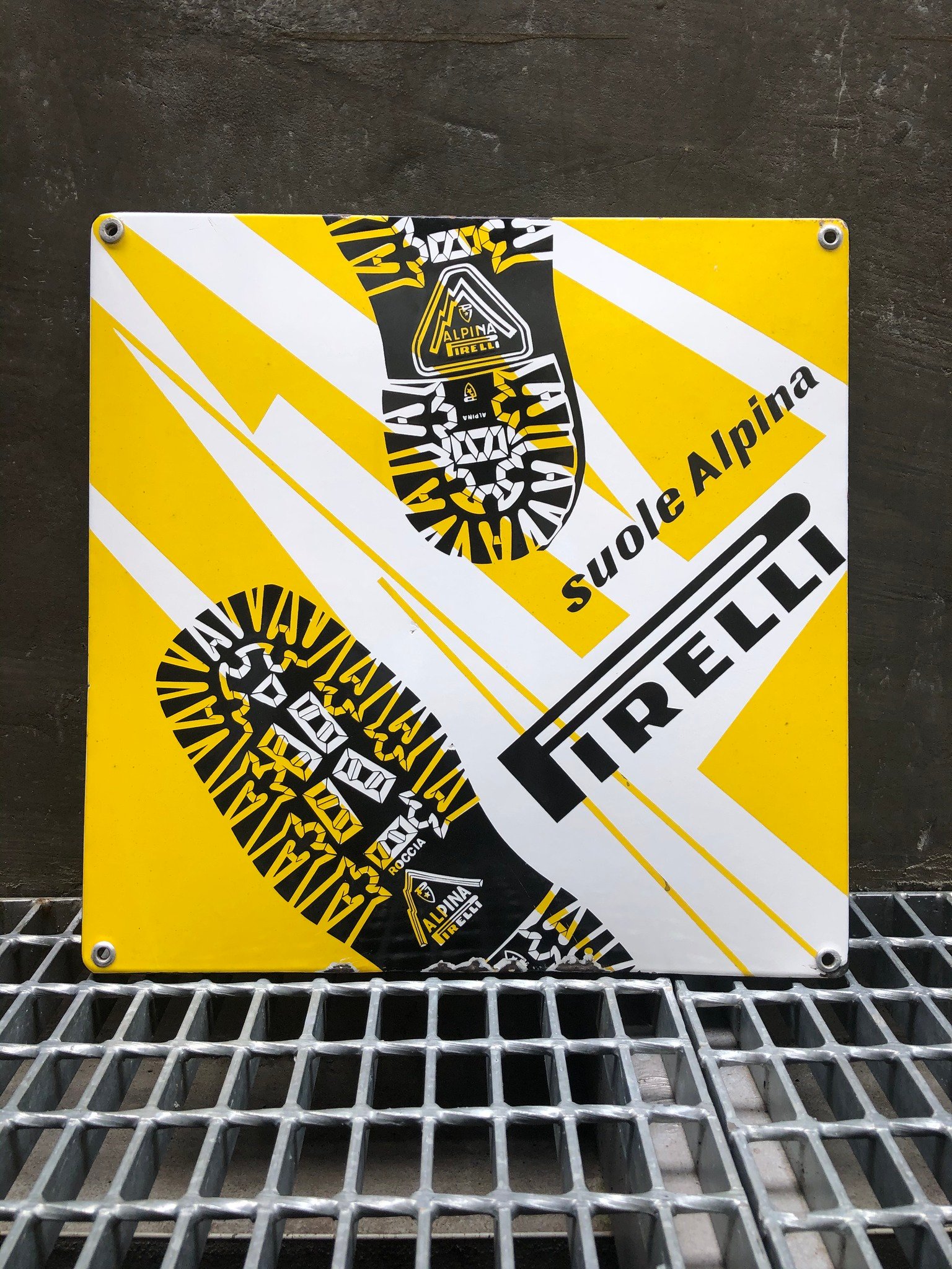 Plaque émaillée Pirelli Alpina — publicité pneus